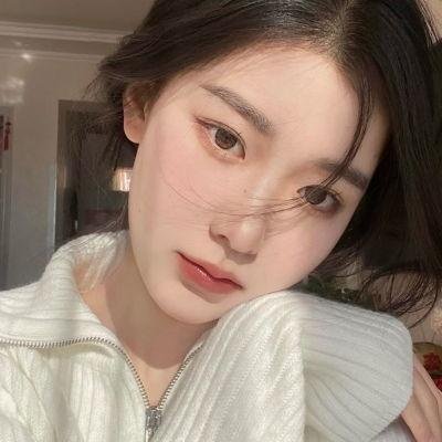 穿条纹衣的男孩